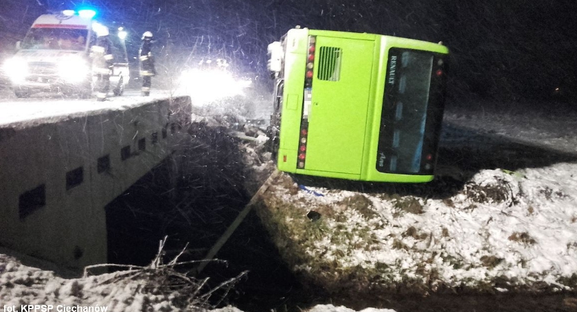 Ślisko na drogach! Autobus wpadł do rowu i przewrócił się. 19 osób trafiło do szpitala (zdjęcia)