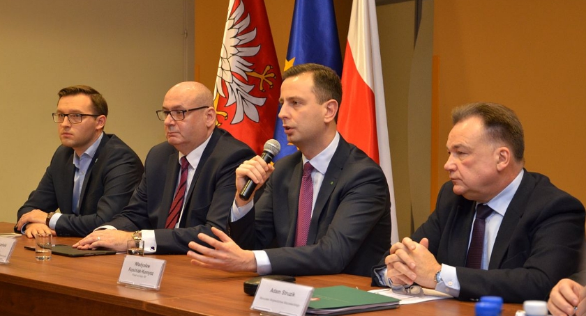 Sprzeciwiają się demontażowi samorządów. Wśród protestujących jest prezydent Ciechanowa