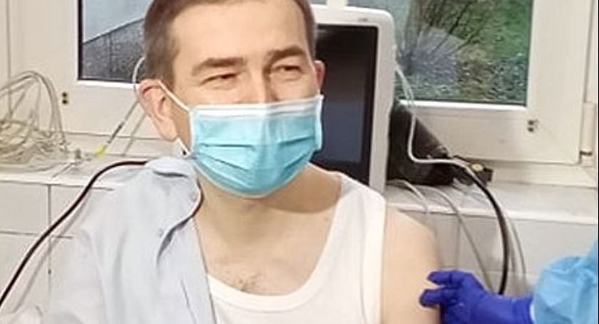 Dyrektor zaszczepił się pierwszy [zdjęcia]