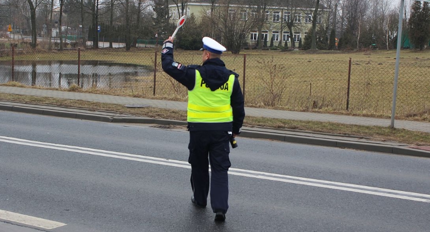 Pirat drogowy stracił prawo jazdy, ale mandatu nie przyjął