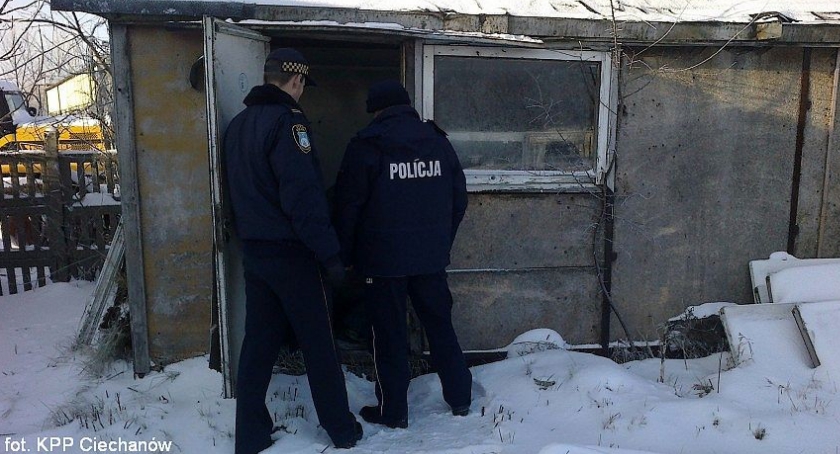 Policjanci z Ciechanowa pomogli czterem osobom bezdomnym