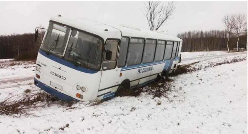 Autobus PKS Ciechanów wylądował w rowie