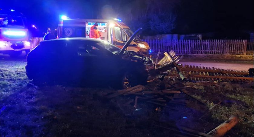 Wypadł z drogi i uderzył w ogrodzenie [zdjęcia]