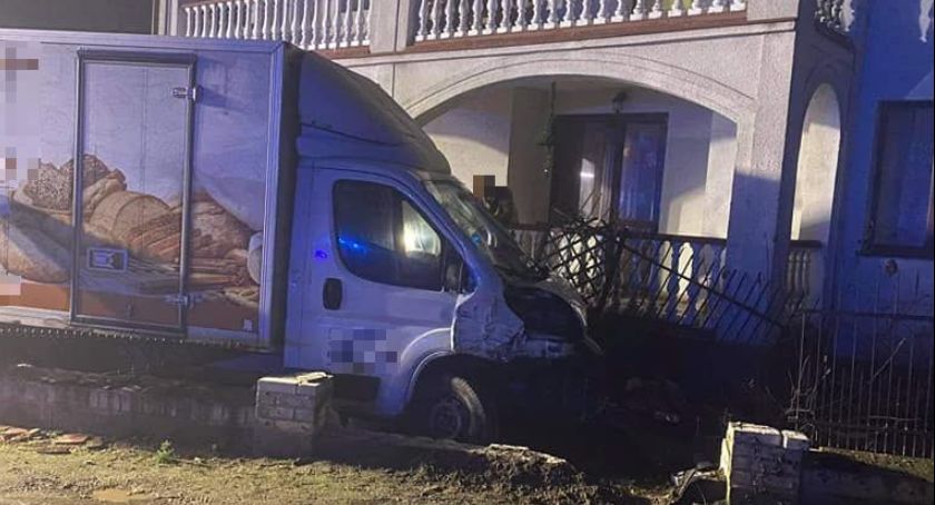 Dostawczak staranował ogrodzenie i zatrzymał się przy domu [zdjęcia]