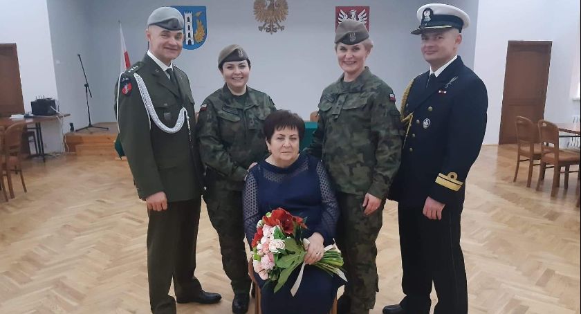 Dzieci w mundurach, mama z medalem [zdjęcia]