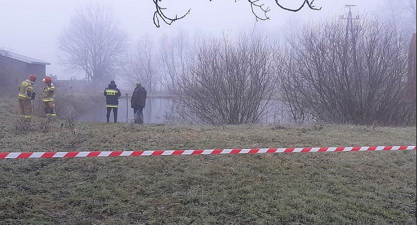 Zwłoki mężczyzny w stawie. Interweniowała straż pożarna [zdjęcia]