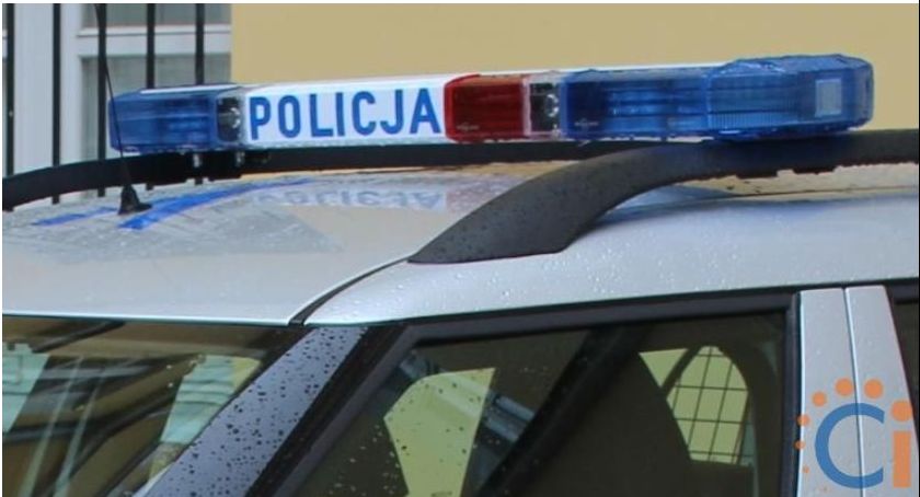 Przejechał przez chodnik i uszkodził auta na parkingu. Kto kierował BMW?