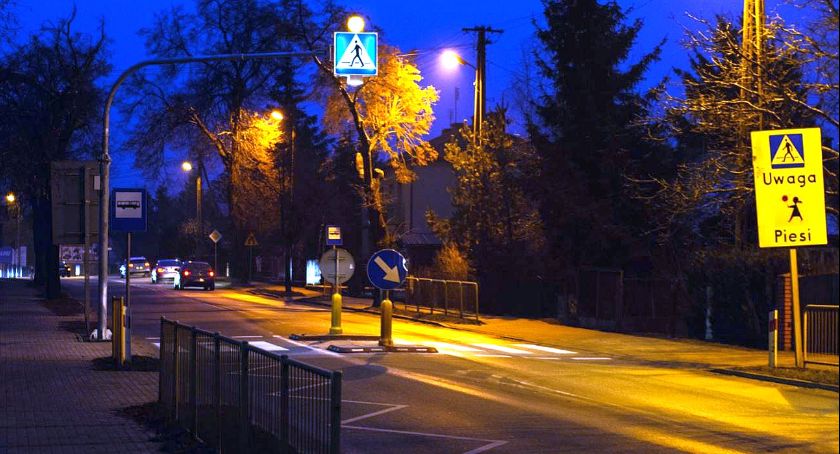 Miała powstać sygnalizacja świetlna, pojawił się aktywny znak i doświetlenie