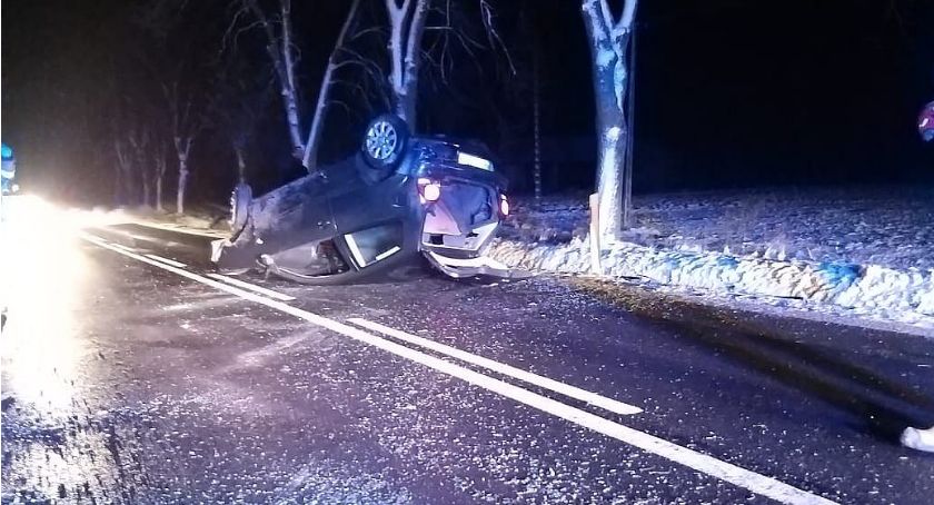 VW na dachu na drodze wojewódzkiej pod Ciechanowem