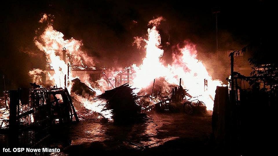 Pożar na trzech posesjach. Ewakuowano kilkanaście osób. Przyczyną podpalenie? (zdjęcia)