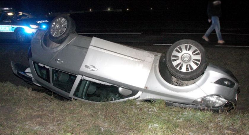 Dachował Opel z trzema osobami. Wszyscy pijani, nikt nie przyznał się do kierowania [zdjęcia]