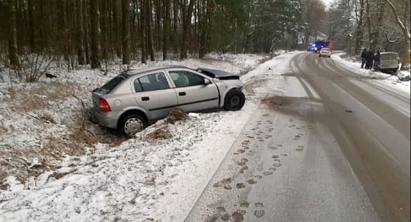 Ślisko na drogach. Zderzenie Opla z Peugeotem [zdjęcia]