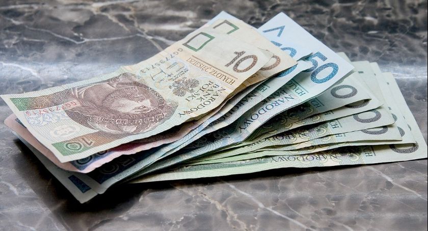 Kasjerka banku okradała klientów. Z ich kont zniknęło co najmniej kilkaset tysięcy złotych