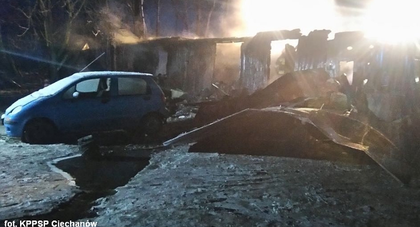 Nawet 200 tys. zł strat po pożarze budynku pod Ciechanowem. W środku było m.in. 18 butli z gazem