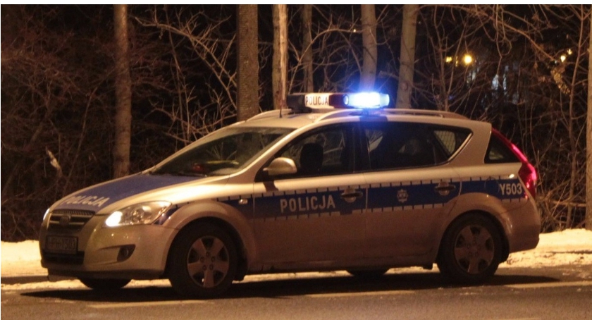 Renault wpadło do rowu na drodze Ciechanów-Przasnysz. Podróżowały nim 3 osoby