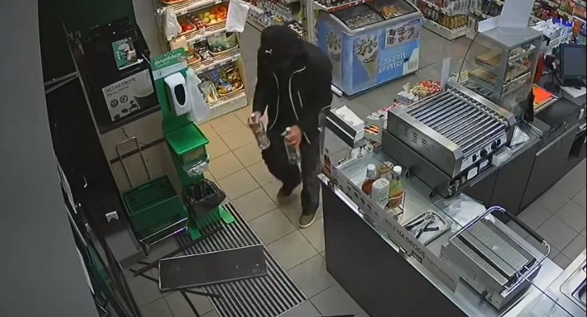 W środku nocy włamał się do Żabki w Ciechanowie [wideo]