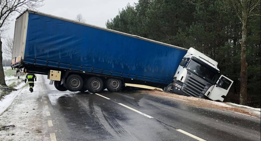 Z ostatniej chwili: Zdarzenie z udziałem ciężarówki i auta osobowego. Droga zablokowana [zdjęcia]