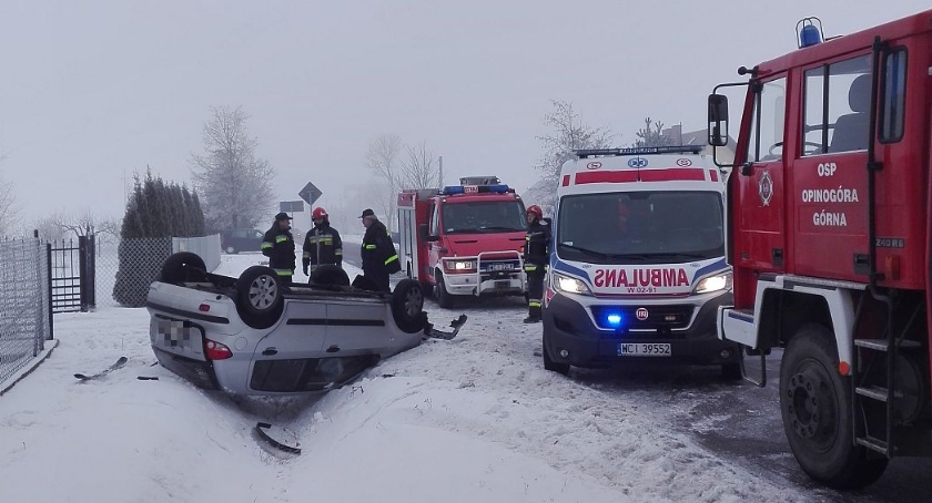 Hyundai dachował pod Ciechanowem. Ciężarna i 4-letnie dziecko w szpitalu (zdjęcia)