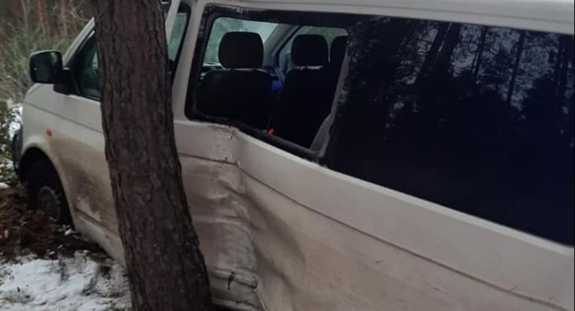 Bus uderzył w przydrożne drzewo