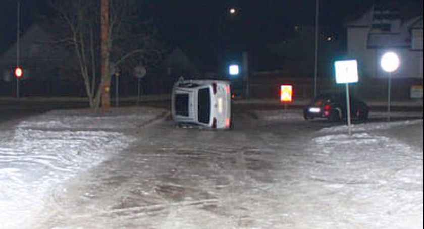 Zderzenie Volkswagenów. Jeden przewrócił się i zablokował drogę [zdjęcia]