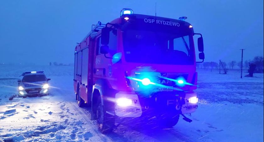 Pod Ciechanowem gasili pożar ciągnika