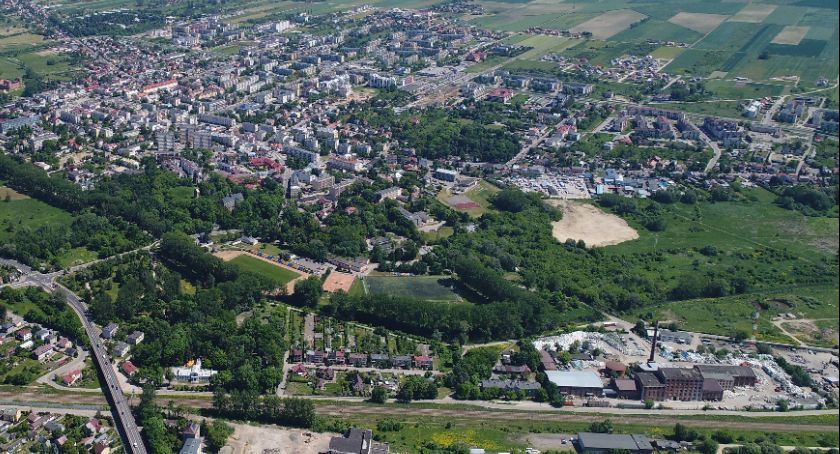 Czekają na nią od ponad 20 lat. Czy w centrum Ciechanowa powstanie nowa droga?