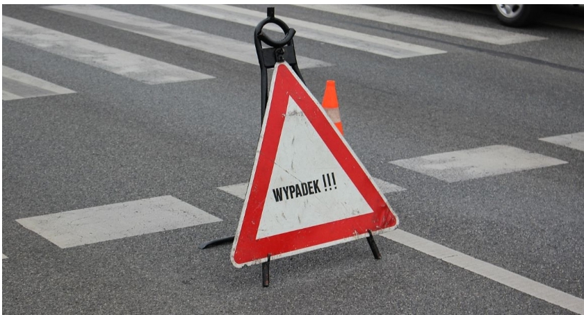 Dostawczak czołowo uderzył w Mercedesa. Auto ciechanowianina wpadło do rowu