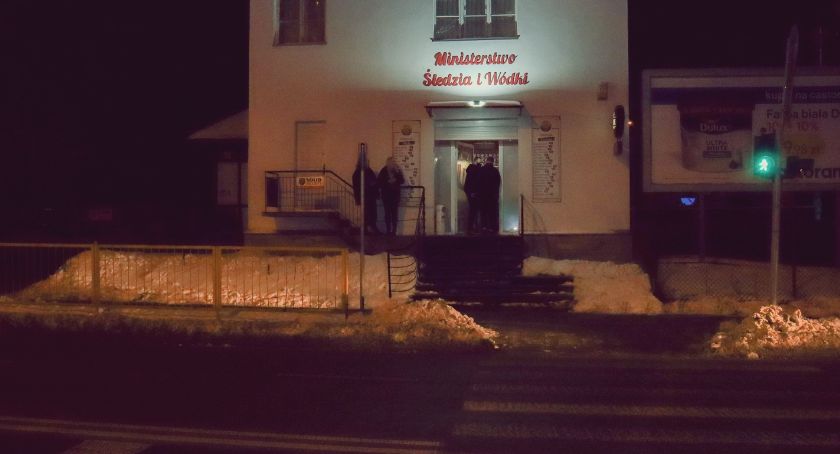 Kontrole policji i sanepidu po otwarciu Ministerstwa Śledzia i Wódki. Wydano oświadczenie