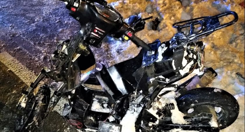Uderzył autem w motorowerzystę i uciekł. Przed policjantami schował się za fotelem pasażera [zdjęcia]
