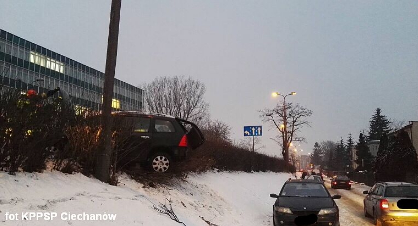 Peugeot zawisł na skarpie w centrum Ciechanowa. Podróżowały nim 4 kobiety (zdjęcia)