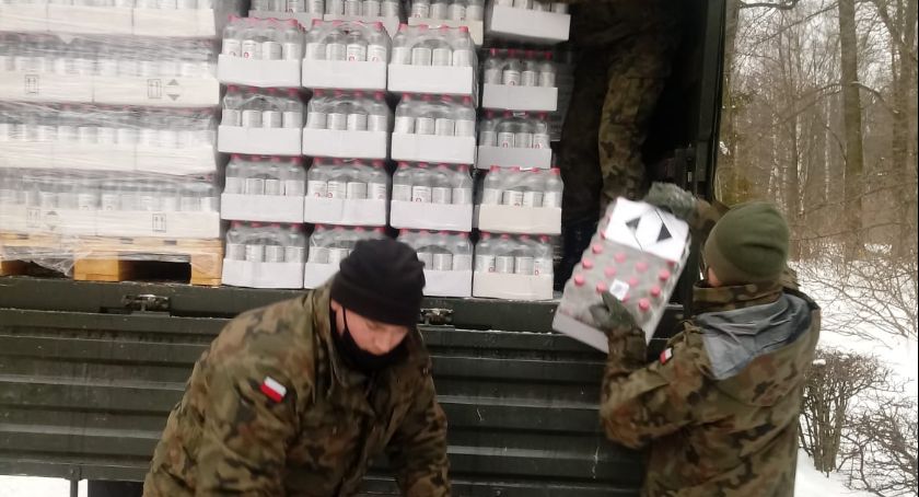 Żołnierze dostarczą płyn do dezynfekcji do szkół w powiecie ciechanowskim