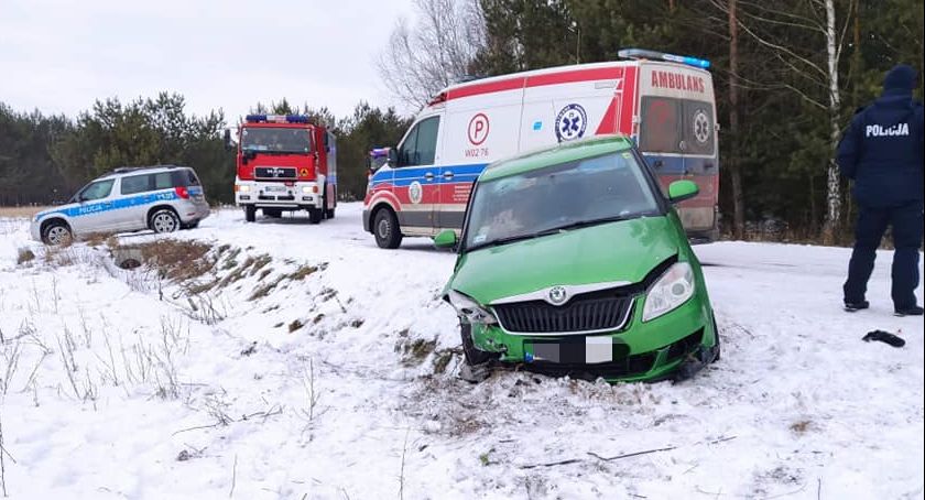 Skoda wypadła z drogi pod Glinojeckiem [zdjęcia]