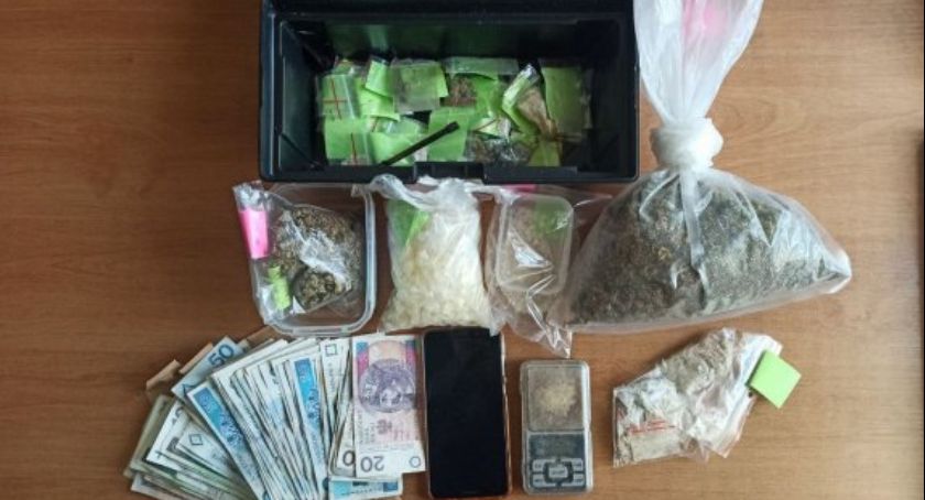 Narkotyki chciał ukryć w ustach. Policja przejęła prawie pół kilograma środków odurzających