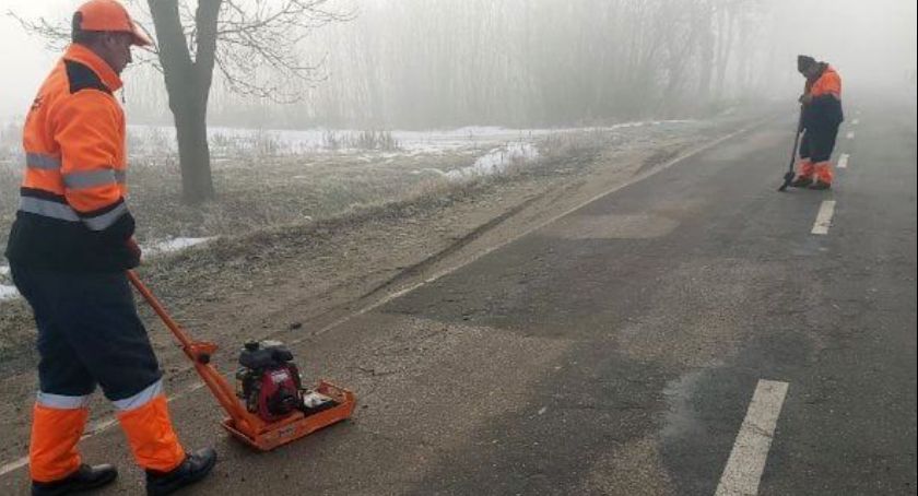 Topniejący śnieg odkrył dziury w drogach. W powiecie ciechanowskim już je łatają