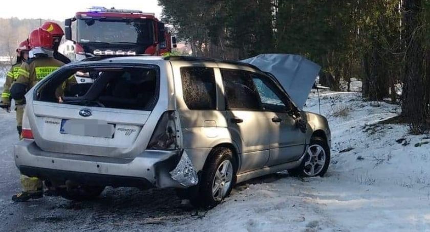 Subaru uderzyło w drzewo w powiecie ciechanowskim. Za kierownicą 77-latek [zdjęcia]