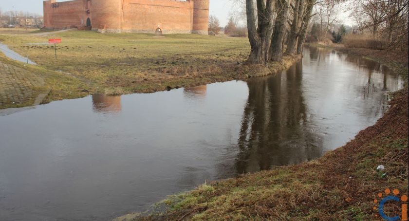 Wzrasta poziom wody w rzekach na północnym Mazowszu. IMGW ostrzega [zdjęcia]