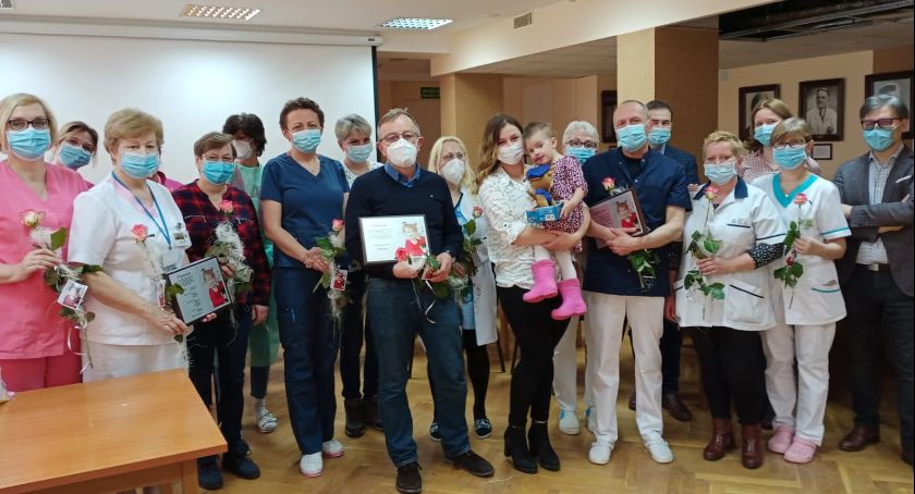 Podziękowali personelowi medycznemu szpitala w Ciechanowie za uratowanie życia 2-latki [zdjęcia]