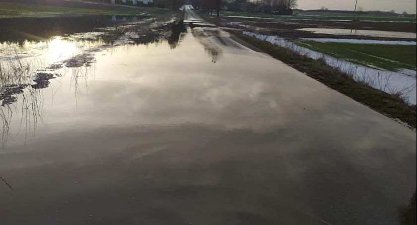 Zalane drogi pod Ciechanowem. Interweniowali strażacy [zdjęcia]