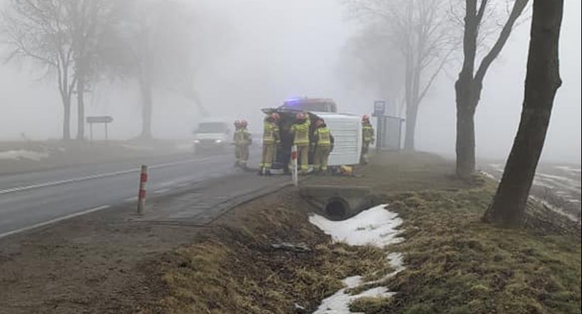 Ford uderzył w ciężarówkę pod Ciechanowem [zdjęcia]