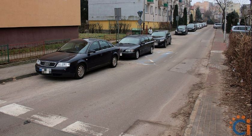 Chcąc uniknąć opłat, zastawiają im parking. Kolejna ulica zostanie objęta strefą płatnego parkowania?