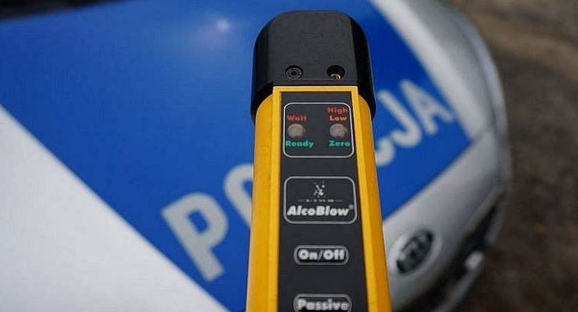 Pijany 27-latek uderzył Oplem w bramę. Miał na koncie dwa zakazy prowadzenia pojazdami