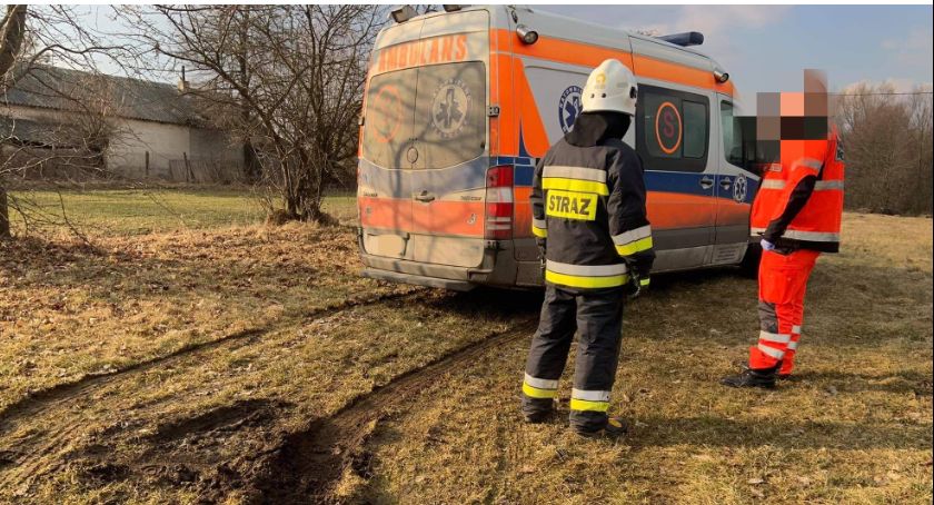 Karetka ugrzęzła w błocie. Pomogli strażacy z Glinojecka