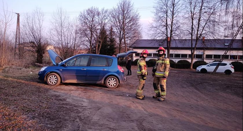 Zapalił się samochód. Jechały nim dwie osoby