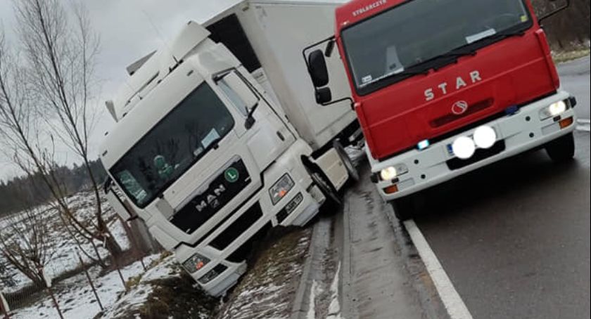 Tir wpadł do rowu na drodze Ciechanów-Płońsk