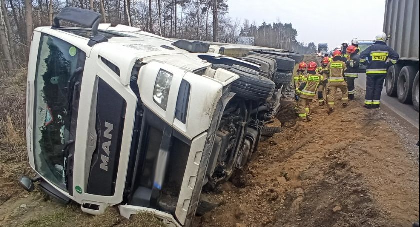 Z ostatniej chwili: Utrudnienia na krajówce. Ciężarówka wypadła z drogi [zdjęcia]