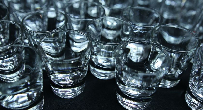 Kawałki szkła w znanym alkoholu. Partia produktu znika ze sprzedaży