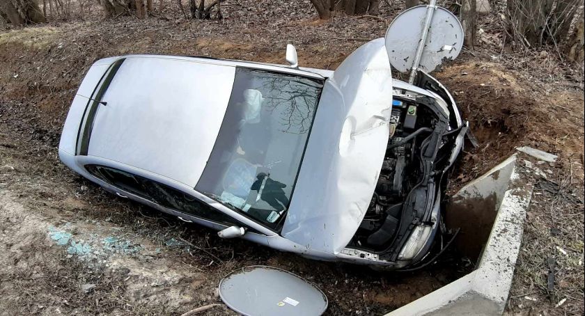 Zwierzę wybiegło na drogę. VW uderzył w betonowy przepust [zdjęcia]