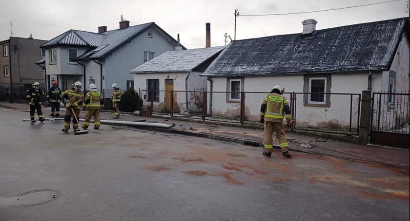 Przewrócona latarnia i wyciek oleju na drodze gminnej [zdjęcia]