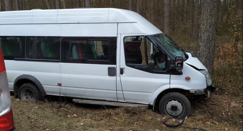 Bus uderzył w przydrożne drzewo [zdjęcia]