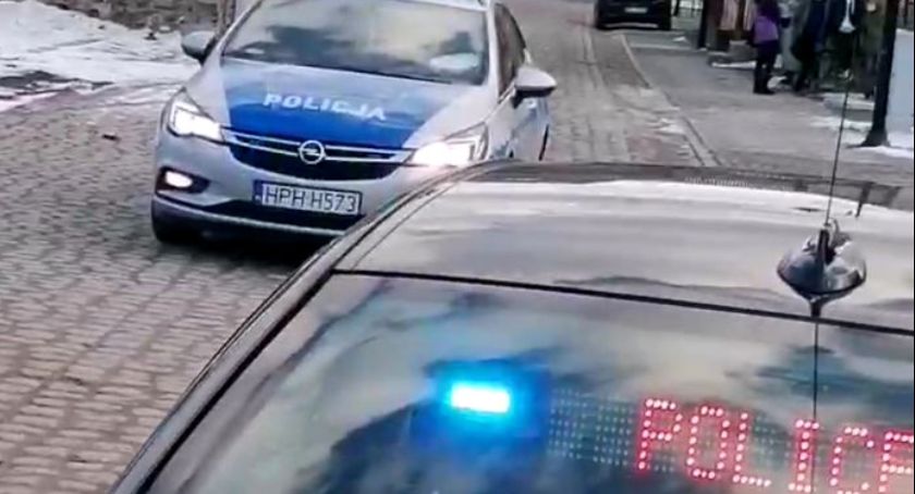 Pościg za piratem drogowym. Przed policją schował się pod samochodem [wideo]